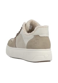 Baskets en suède beige avec une semelle en caoutchouc blanc et une doublure en fourrure. Présente un bout arrondi, des accents de couture et un logo décoratif sur le talon.