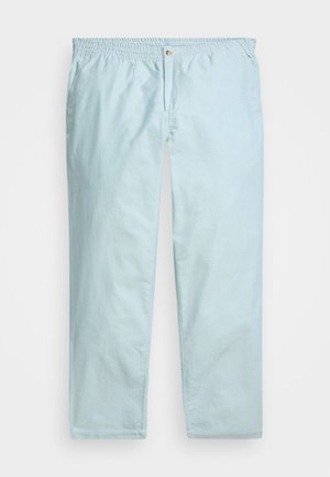 Pantalon en mélange de coton bleu clair avec une taille élastique, un bouton avant et des jambes droites. Présente une texture subtile et des poches latérales.
