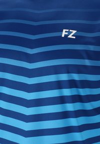 Blårandig sporttröja med horisontella band i olika nyanser från mörkblå till ljusblå. "FZ"-logotyp i vitt på framsidan.