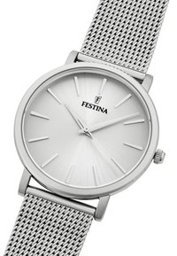 Stříbrné hodinky Festina s lesklým kulatým pouzdrem, kartáčovaným ciferníkem, tenkými hodinovými značkami a nerezovým ocelovým síťovým náramkem.