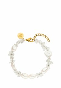 Perlenarmband mit weißen Perlen und klaren Kristallakzenten, ausgestattet mit einem goldenen Verschluss und verstellbarer Kette. Kleines Markenschild ist enthalten.