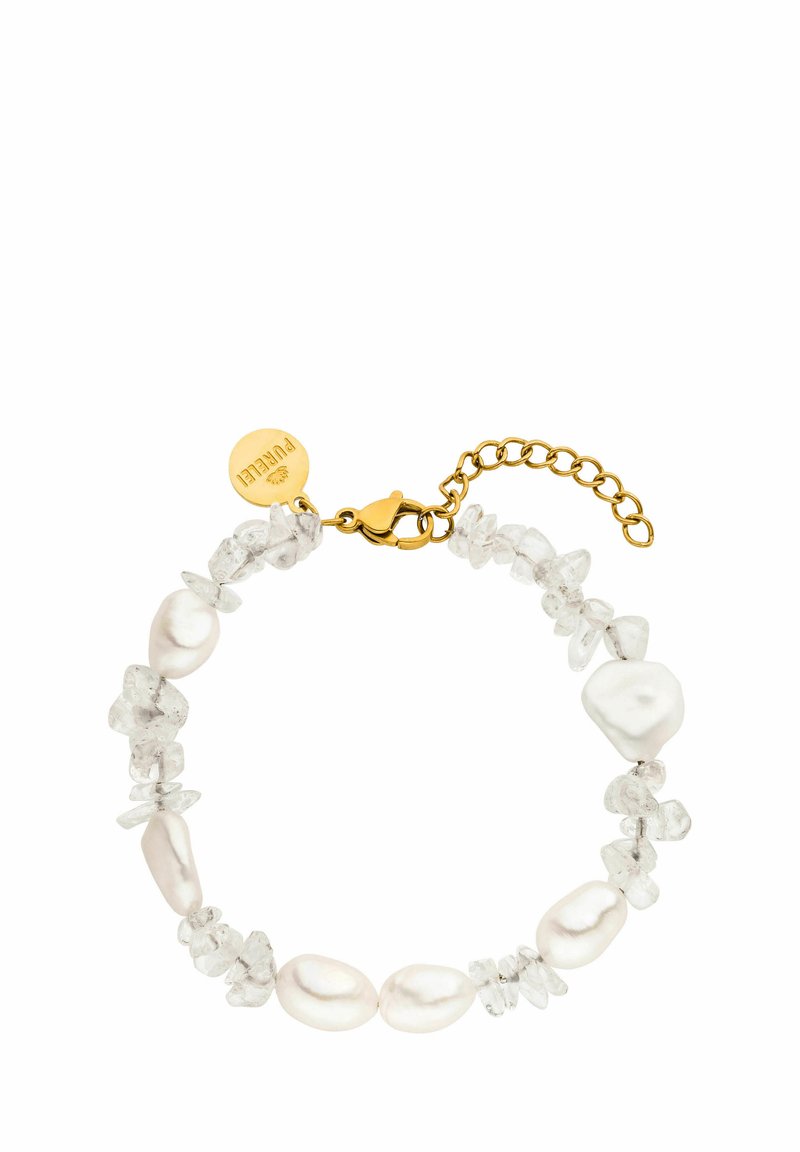 Perlenarmband mit weißen Perlen und klaren Kristallakzenten, ausgestattet mit einem goldenen Verschluss und verstellbarer Kette. Kleines Markenschild ist enthalten.