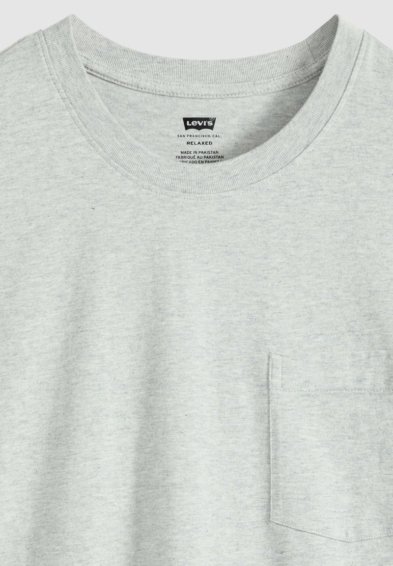 Hellgraues Levi's T-Shirt mit lockerer Passform, Rundhalsausschnitt, Brusttasche und bedrucktem Etikett im Krageninneren.