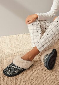 Next Lahtised kingad - navy woodland