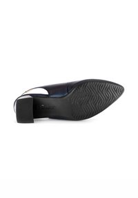 Zapato slingback de cuero azul marino con suela de goma negra texturizada, tacón cuadrado y detalle cortado en los laterales.