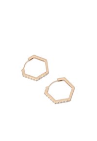 Pendientes de aro hexagonales en oro rosa con acentos brillantes a lo largo de un lado, presentando un acabado de metal suave y un diseño de cierre abierto.