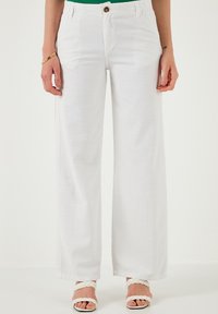 LELA REGULAR FIT - Püksid - white