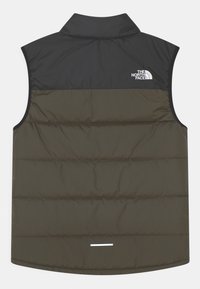 Olivgrön vadderad väst med svart axelstycke. Har hög krage, horisontell sömnad och en vit logotyp på övre vänstra ryggen.