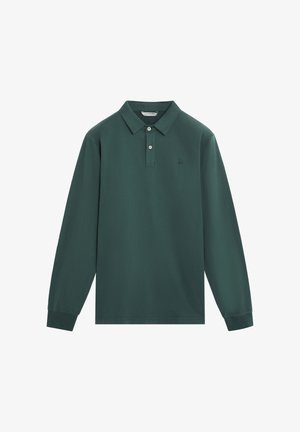 Camisa polo de manga larga en algodón verde oscuro, con un collar clásico, una tapeta de dos botones y un pequeño logo bordado en el pecho.
