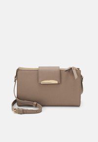 Borsa a tracolla sintetica marrone con un design strutturato, chiusura con zip, hardware in tono oro e una tracolla removibile. Dettaglio con superficie texture.
