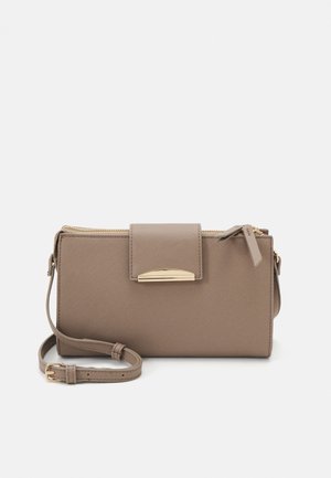 Sac à main en synthétique marron au design structuré, fermeture éclair, quincaillerie dorée et bandoulière amovible. Détails de surface texturée.