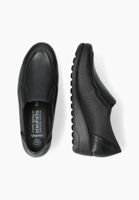 Ballerines noires à enfiler avec un capuchon en cuir lisse, des côtés en cuir texturé et une semelle en caoutchouc épaisse dotée de détails antidérapants.