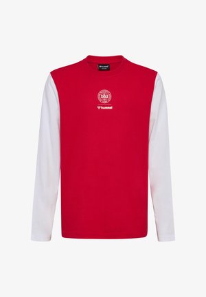 Czerwona koszula z długim rękawem i białymi rękawami, z logo DBU i nazwą marki Hummel umieszczonymi na środku klatki piersiowej.