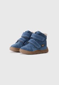 Blauwe suede peuterschoenen met twee klittenbandstraps, tan rubberen zolen, zachte voering en een gestikte ontwerpdetail aan de buitenkant.