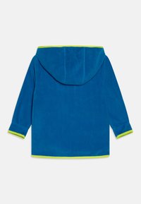 Fleece-Hoodie in lebhaftem Blau mit einem grünen Akzent entlang der Kapuze und Ärmelbündchen. Verfügt über eine lockere Passform und eine weiche, strukturierte Oberfläche.