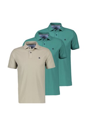 Drie korte mouwen polo's, twee in teal en één in beige, elk met een klein geborduurd logo op de linkerborst.