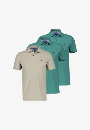 Trzy koszulki polo z krótkim rękawem, dwie w kolorze morskim i jedna beżowa, każda z niewielkim haftowanym logo na lewej piersi.