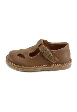 Zapato para niño pequeño de cuero marrón con recortes laterales, correa con hebilla, costuras blancas y suela de goma marrón clara.