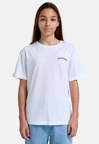 Witte katoenen t-shirt met korte mouwen en ronde hals. Bevat zwarte "ELEMENT" tekst geborduurd op de bovenste linkerzijde. Klassieke pasvorm.