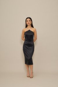 Μαύρο μίντι φόρεμα από σατέν με λαιμόκοψη halterneck, διακοσμημένο με ασημένια αλυσίδα στο ντεκολτέ, λεία υφή και εφαρμοστή σιλουέτα.