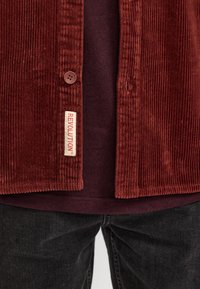 Unselected, red