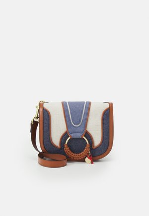 Lille, rektangulær crossbodytaske med creme- og blå stof, brune læderkanter, flettet ringdetalje og justerbar læderrem.