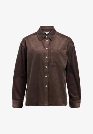 Brązowa koszula z materiału kordurowego, zapinana na guziki, z długimi rękawami, kieszenią na piersi i klasycznym kołnierzykiem, wyeksponowana na białym tle.