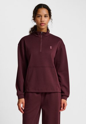 Bordeaux fleece trui met een ritssluiting bij de hals, een buidelzak, geribbelde manchetten en een klein roze logo op de borst. Zacht, relaxed fit.