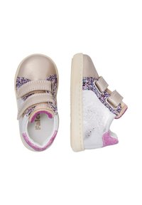 Scarpine per bambini con punte beige, dettagli in glitter viola, lati argentati e doppie chiusure in velcro, mostrate in vista dall'alto e di lato.