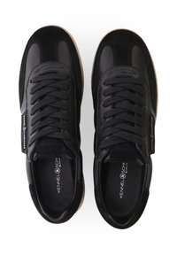 Schwarze Sneaker aus Leder und Wildleder, mit runden Zehen, Schnürdesign, strukturiertem Obermaterial und einer kontrastierenden Gummisohle.