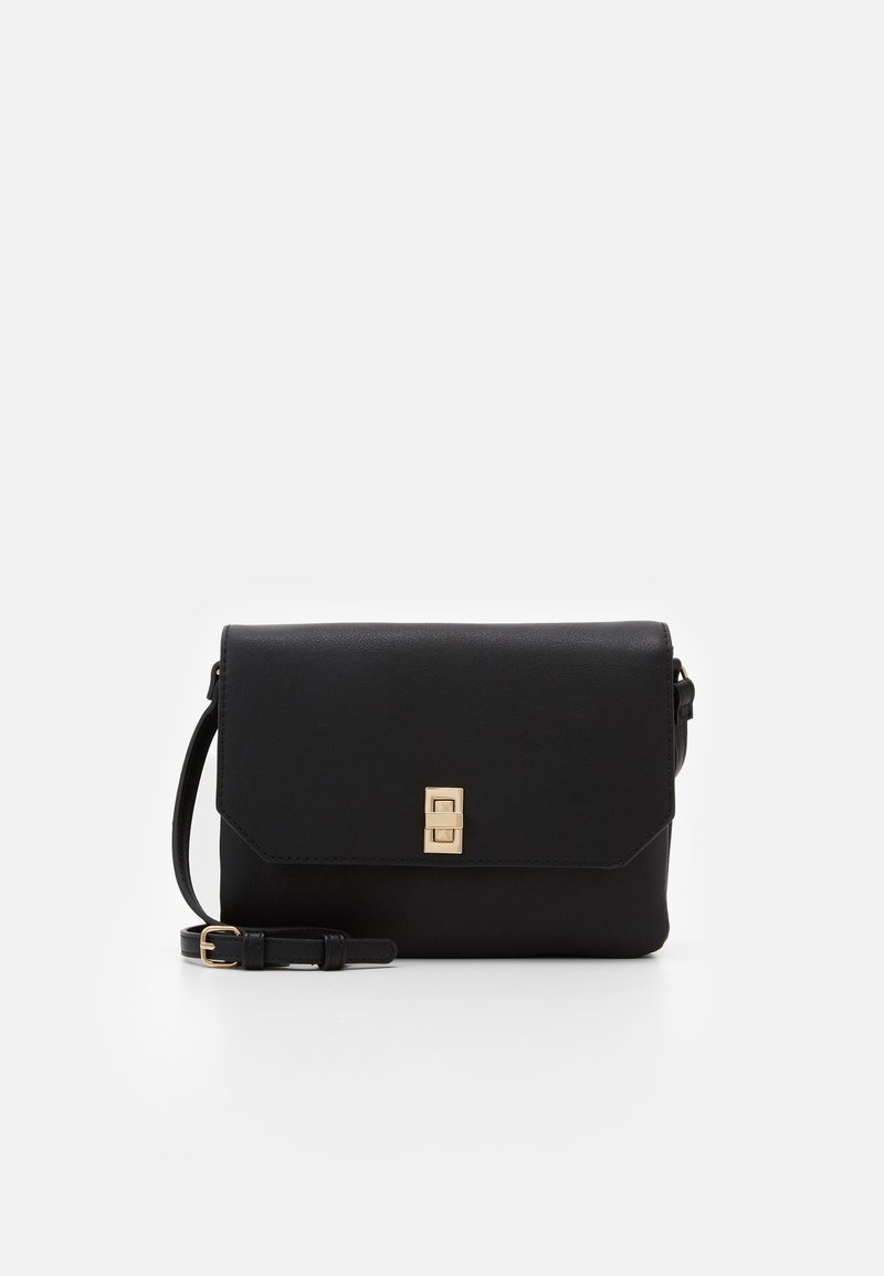 Borsa a tracolla in pelle nera con chiusura golden-tone, forma piatta, pattina ripiegabile e tracolla regolabile. Texture liscia, design essenziale.
