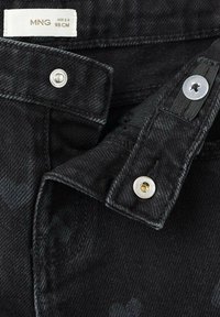 Črne jeans kratke hlače s srebrnim gumbom za zapiranje in oznako "MNG", z rahlo vzorcem in teksturirano tkanino.