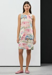 Ärmelloses Leinenkleid mit einem architektonischen Druck in Pastelltönen, das rosa, blau und grün akzentuiert. Gerader Schnitt, knielanges Design.