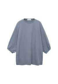 Ljusblå oversized t-shirt i mjuk bomull, med rund halsringning och lösa ärmar i trekvarts längd med en mjuk yta.