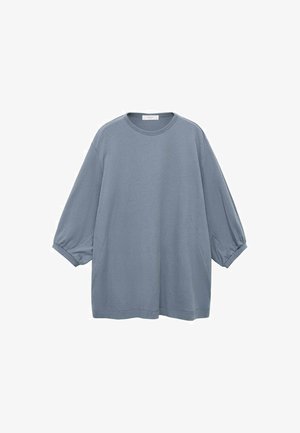 Helles blaues übergroßes T-Shirt aus weicher Baumwolle, mit Rundhalsausschnitt und lockeren, dreiviertellangen Ärmeln mit glatter Textur.