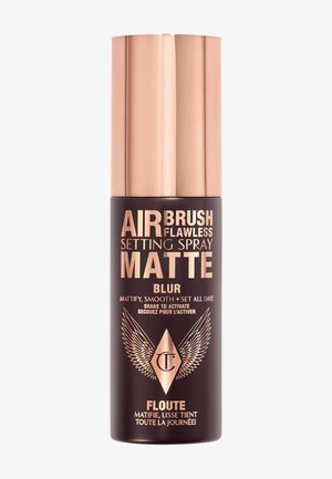 Schwarze Sprühflasche mit einem metallischen roségoldenen Deckel. Sie verfügt über fettgedruckten weißen und goldenen Text für "Airbrush Flawless Setting Spray Matte" und ein dekoratives Flügeldesign.