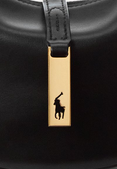 Čierna kožená taška so zlatou obdĺžnikovou známkou s obrysom hráča póla na koni.