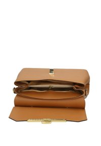 Borsa a tracolla in pelle tan con chiusura a patta, accessori in oro e più scomparti. Texture liscia e forma rettangolare, con interno foderato.