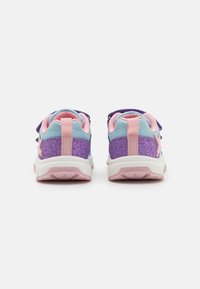 Sneakers per bambini con materiali misti in blu pastello, rosa e viola, caratterizzati da una sezione glitterata viola e chiusure in velcro.