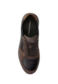 Sneaker in pelle e camoscio in nero e marrone, con superficie testurizzata, punta tonda e lacci piatti. Presenta un logo discreto e un design moderno.