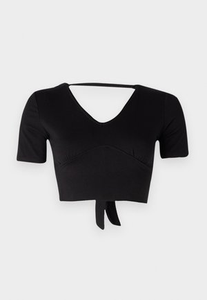 Črn skrajšani top iz elastične tkanine, z V-izrezom, kratkimi rokavi in detajlom z vezanjem na robu. Gladka tekstura z diskretnimi šivi.