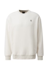 Kremowy polarowy sweatshirt z długimi rękawami, ściągaczami przy mankietach i u dołu, oraz małym haftowanym logo korony z napisem "QS" po lewej stronie klatki piersiowej.