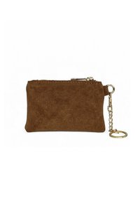 Pochette en suédine marron avec fermeture à zip. Dispose d'une attache en chaîne dorée et d'un porte-clés. Texture lisse avec une forme rectangulaire simple.