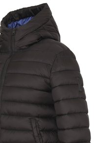 Giacca a vento nera con colletto alto, caratterizzata da segmenti trapuntati orizzontali, una cerniera frontale e un rivestimento interno blu. Include una tasca laterale.