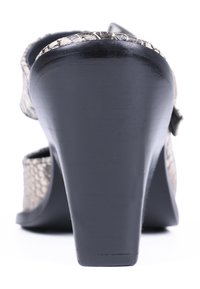 Sandal cu toc, cu o platformă neagră și un superior texturat metalic. Prezintă un spate închis și o curea pentru gleznă pentru o fixare sigură.