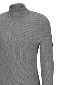 Grauer, gerippter Rollkragenpullover mit taillierter Passform. Der Stoff ist strukturiert, mit vertikalen Linien und einem kleinen schwarzen Etikett am Ärmel.