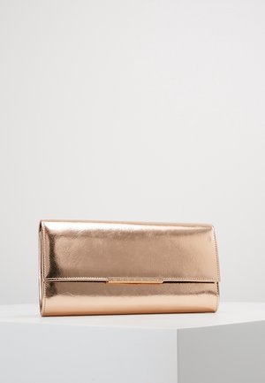 Metallic-roségoldene rechteckige Clutch mit glatter Oberfläche und kleinem goldenem horizontalem Verschluss.