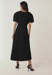 Next SHORT SLEEVE RUCHED MIDI - REGULAR FIT - Päevakleit - black