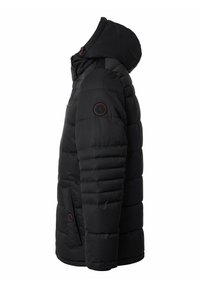 Giacca invernale nera imbottita con cappuccio, tasche laterali e patch rotondo con logo sulla manica sinistra, mostrata da vista laterale.