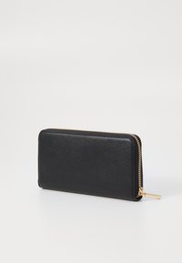 Zwarte lederen portemonnee met een textuurafwerking en een goudkleurige rits. Rechthoekige vorm met een slanke profiel. Gladde binnenvoering.